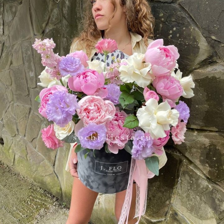 Дизайнерский цилиндр с пионами в Рыбинске