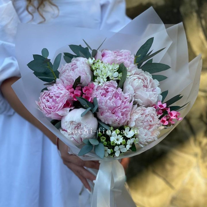 7 зефирных пионов с эвкалиптом в Рыбинске