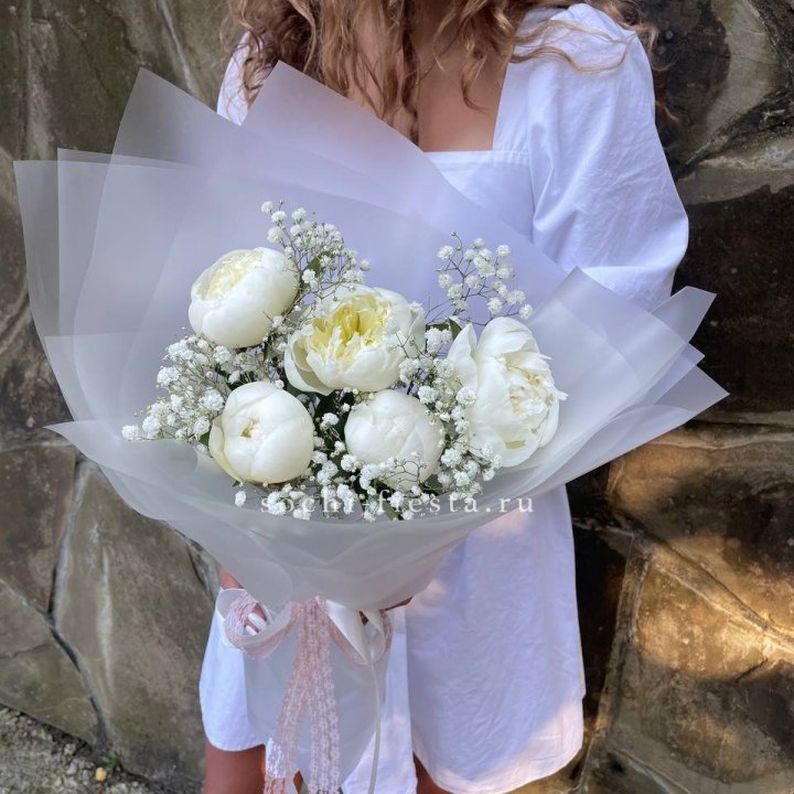Букет белых пионов "Файв" в Рыбинске
