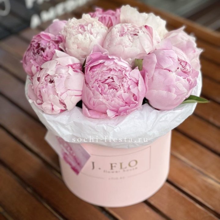 Цилиндр с пионами "Лилу" в Рыбинске