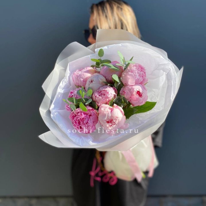 9 пионов с эвкалиптом в Рыбинске