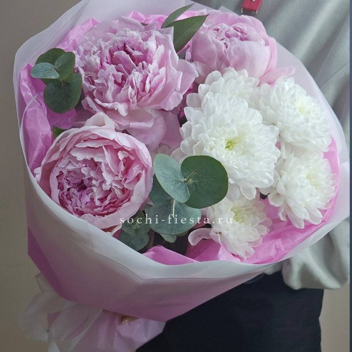  Букет комплимент с пионами в Рыбинске