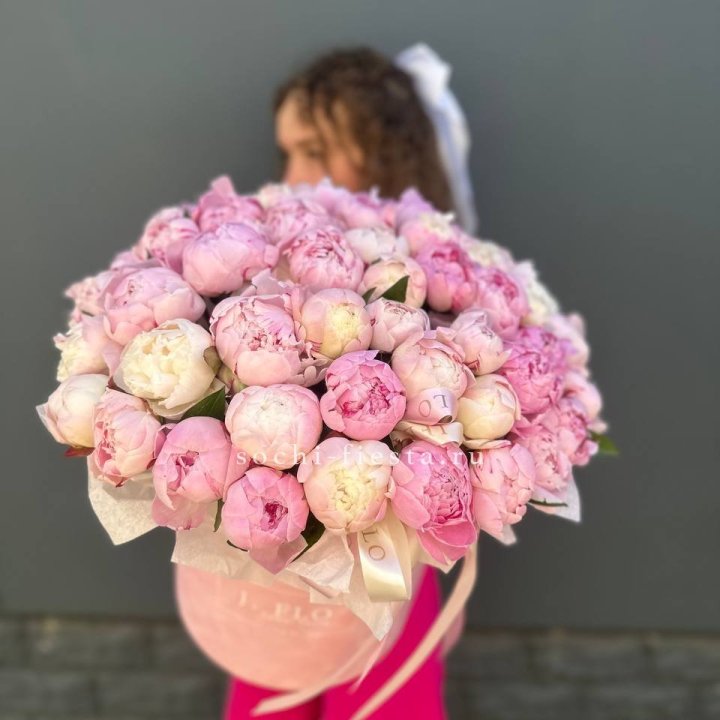 51 нежных пионов  в цилиндре в Рыбинске