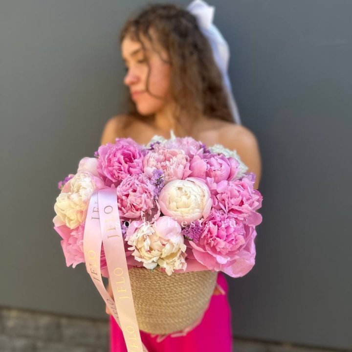 15 пионов в джутовом кашпо в Рыбинске