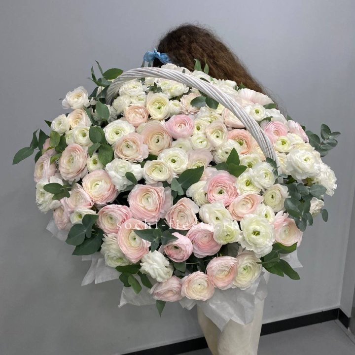 Ранункулюсы в корзине в Рыбинске