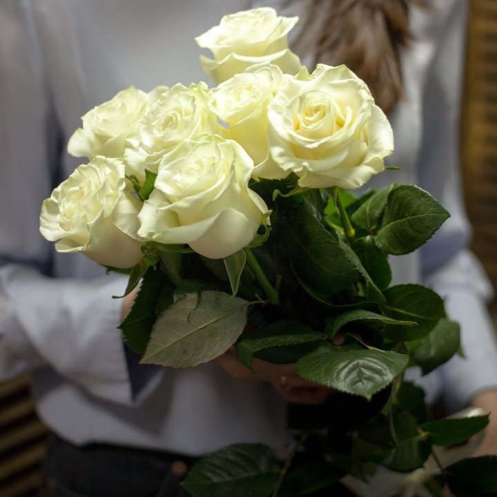 7 белых роз в Рыбинске