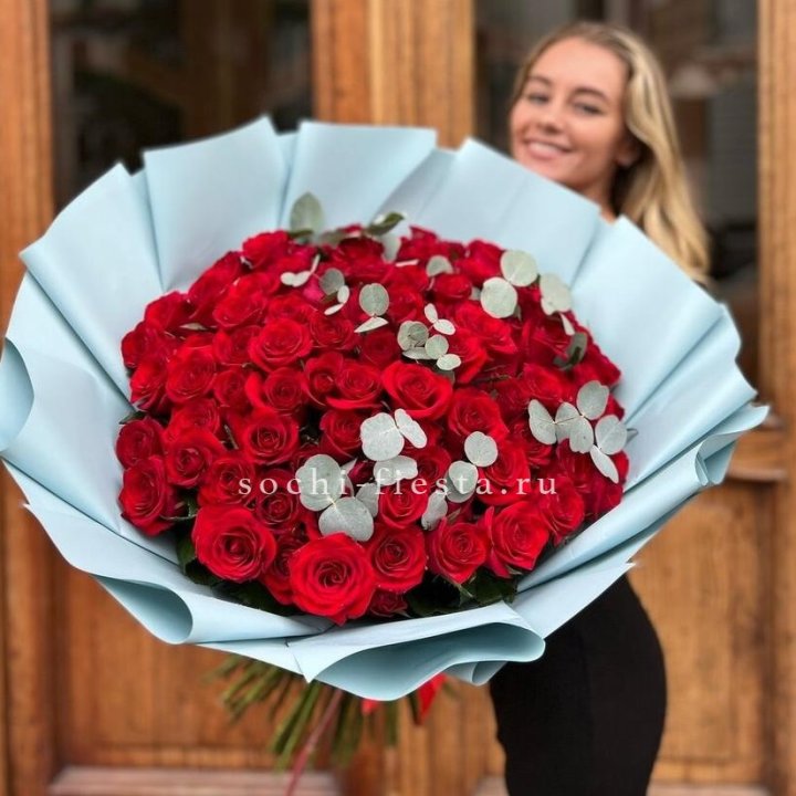 101 красная роза с эвкалиптом в Рыбинске