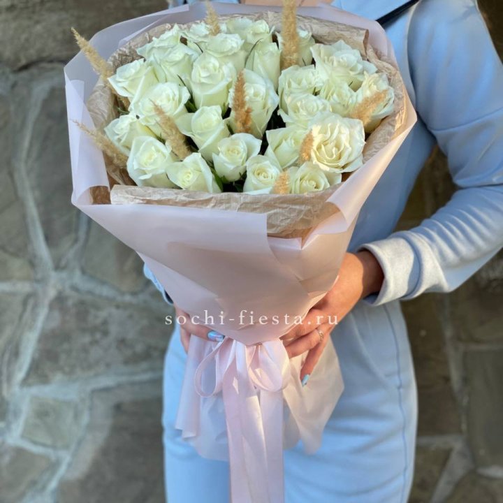 25 белых роз с сухоцветами в Рыбинске