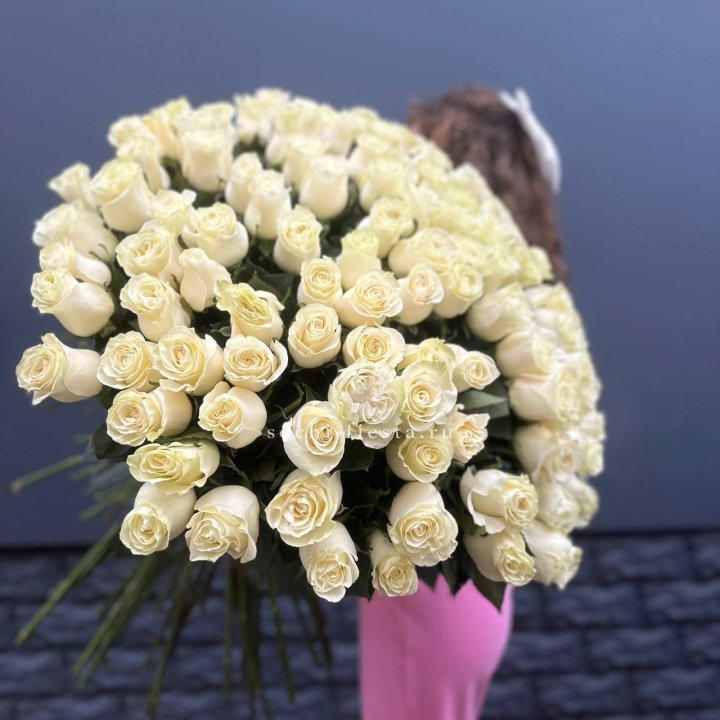 101 белая высокая импортная роза под ленту в Рыбинске