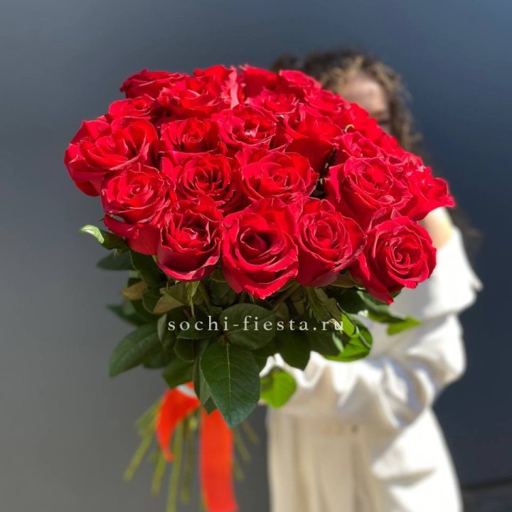 25 высоких красных роз в Рыбинске