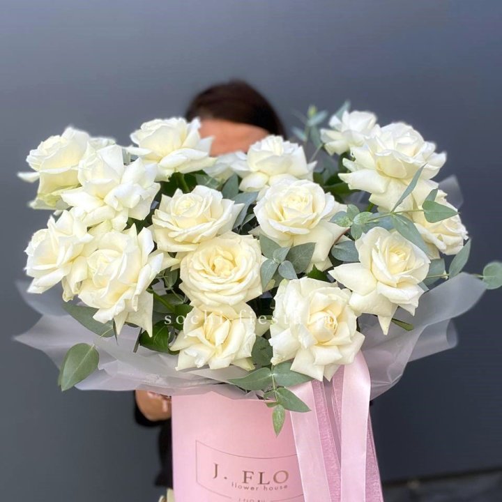 17 Французских белых роз в боксе в Рыбинске