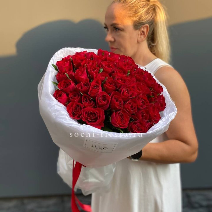 51 роза мадам ред в нежном оформлении в Рыбинске