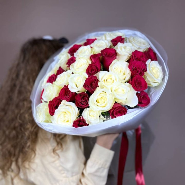 Букет из красных белых 45 роз в Рыбинске
