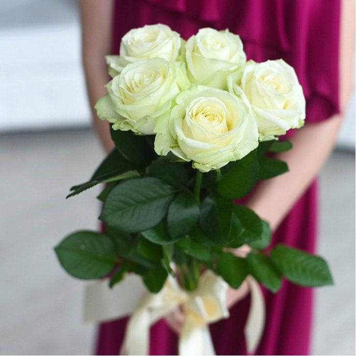 5 белых роз в Рыбинске