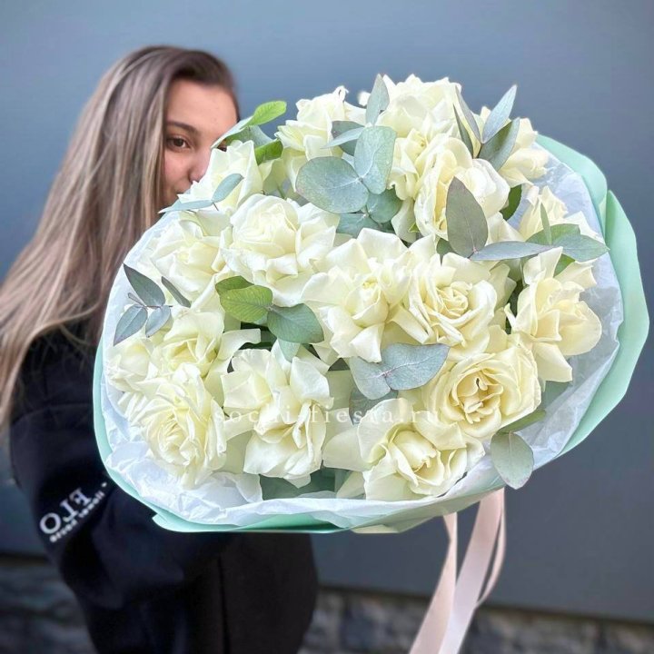19 Белых французских роз "Ноте бьянке" в Рыбинске