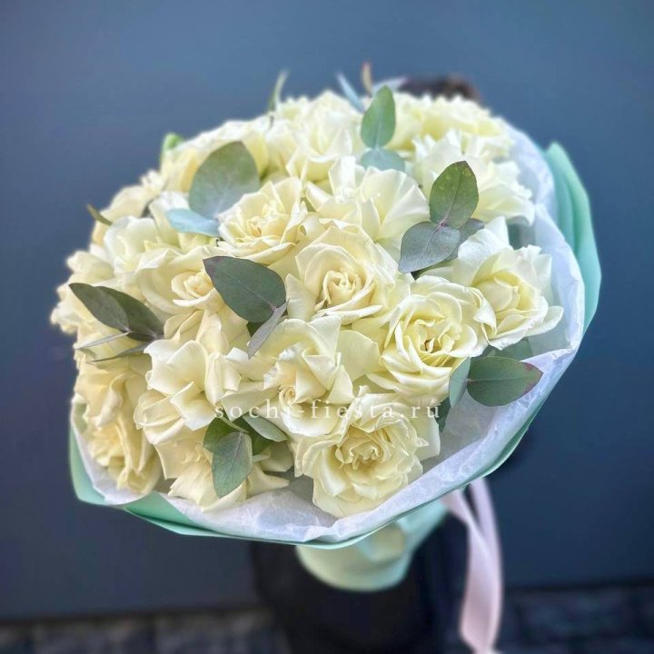 25 Белых французских роз "Ноте бьянка" в Рыбинске