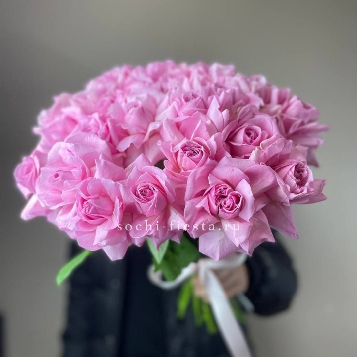 25 розовых французских роз в Рыбинске