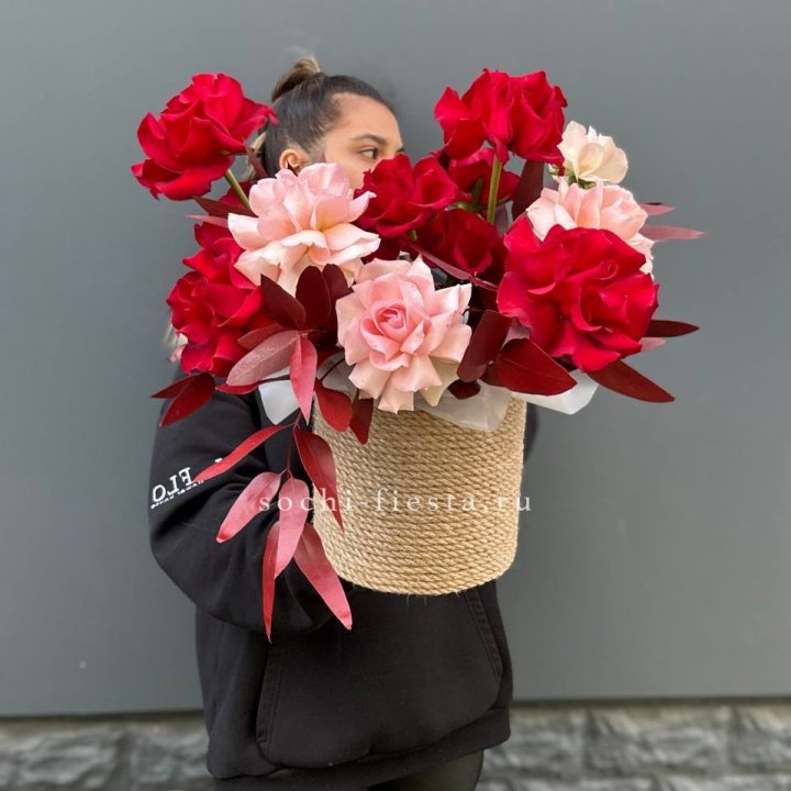 15 Французских роз в джутовом кашпо в Рыбинске