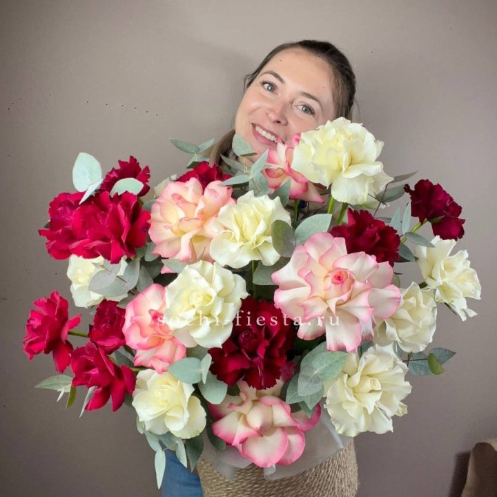 35 французских роз микс в джутовом боксе в Рыбинске