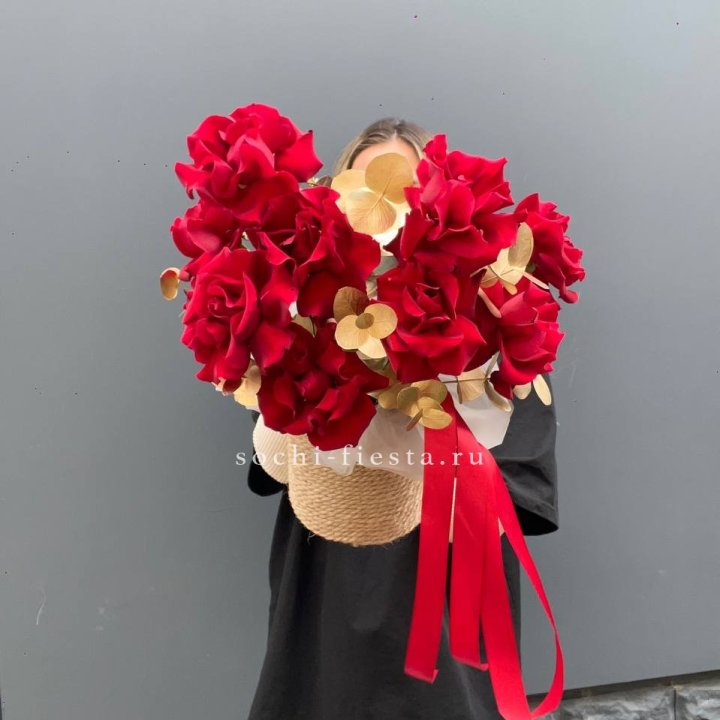 Красные французские розы в джутовом кашпо в Рыбинске