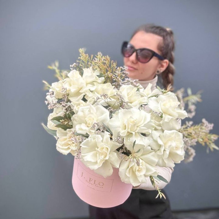 17 Французских белых роз в коробке Афина в Рыбинске