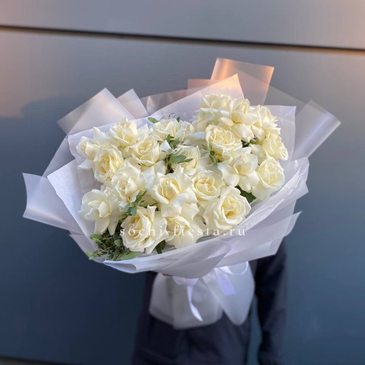Пышный букет из белых роз в Рыбинске