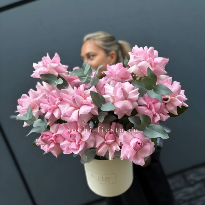 17 Розовых французских роз в боксе в Рыбинске