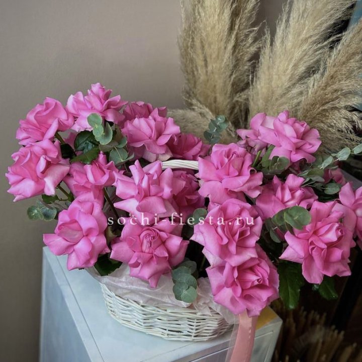 25 роз в цветочной корзине Пинк в Рыбинске