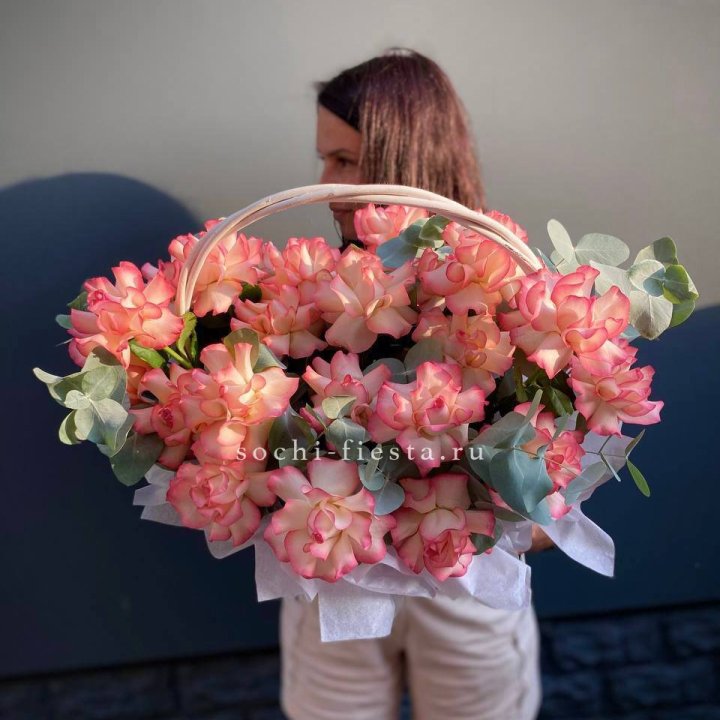 25 Французских роз Джумилия в корзине в Рыбинске