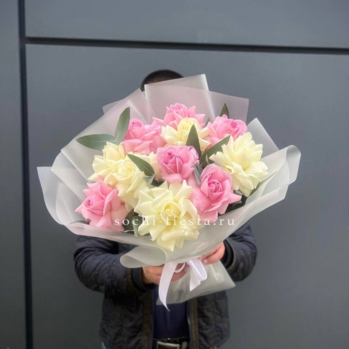 11 бело-розовых роз в Рыбинске