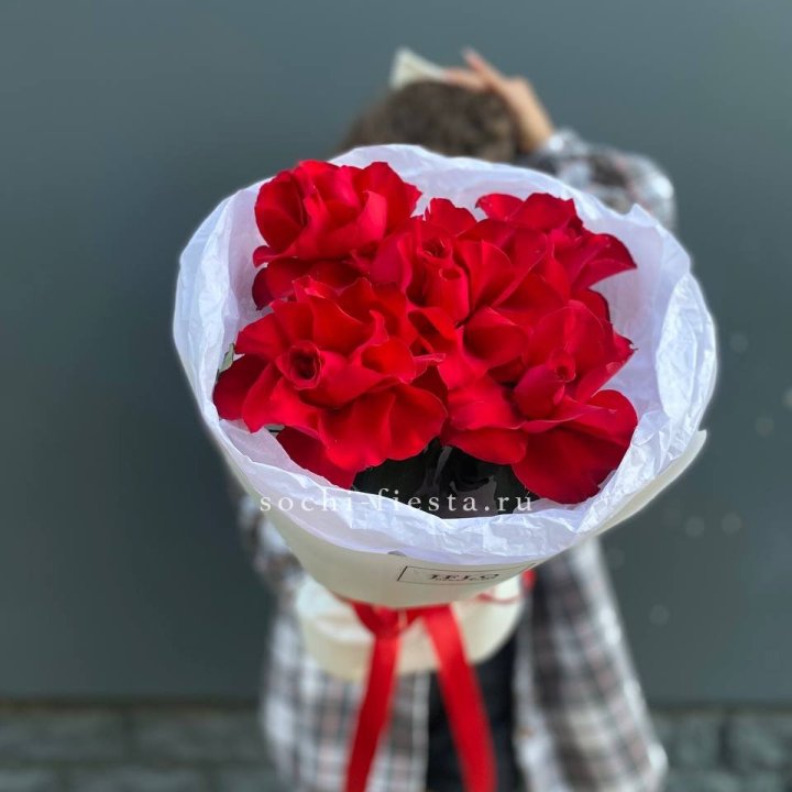 5 французских красных роз в Рыбинске