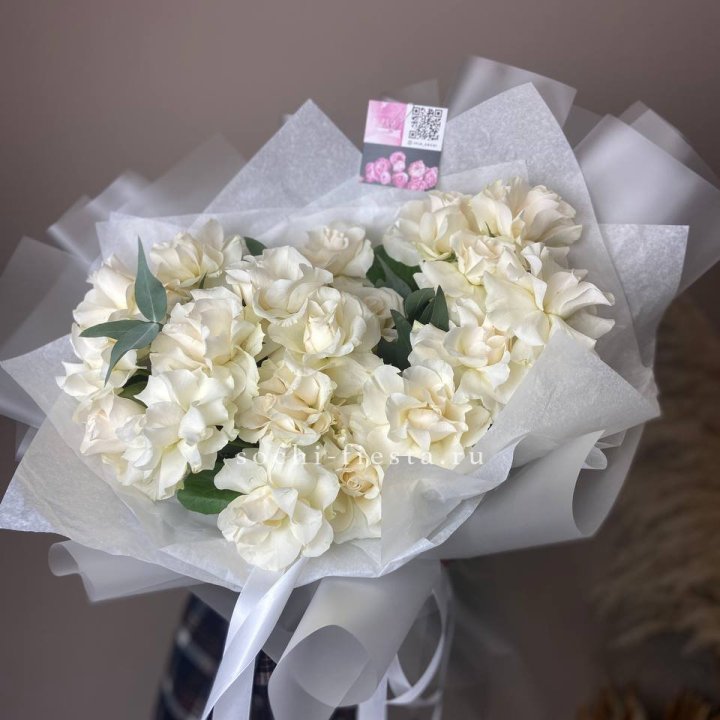 21 французских роз с эвкалиптом в Рыбинске