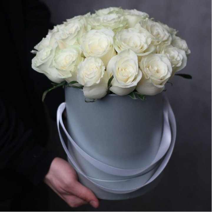 15 белых роз в цилиндре в Рыбинске