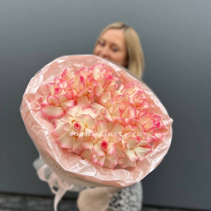 9 французских роз Джумилия в нежном оформлении в Рыбинске