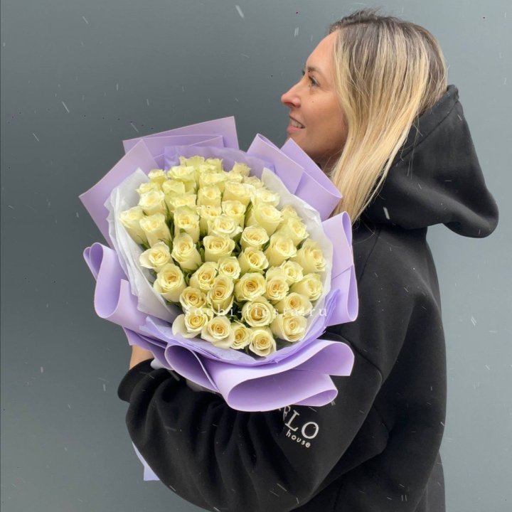 51 белая кенийская роза в оформлении в Рыбинске