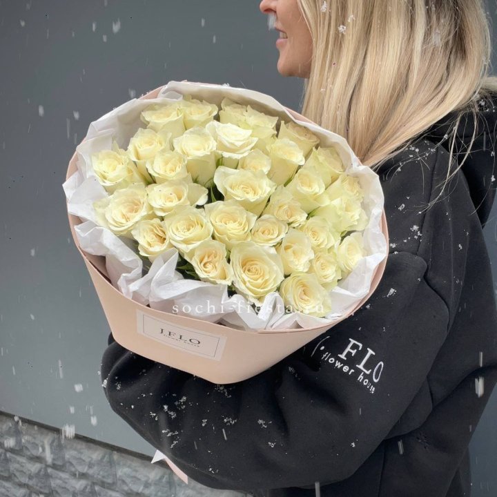 31 белая роза в оформлении в Рыбинске