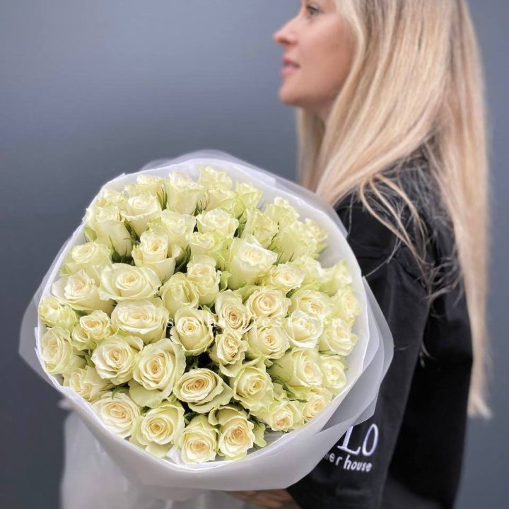 Воздушный букет из 51 белой кенийской розы в Рыбинске
