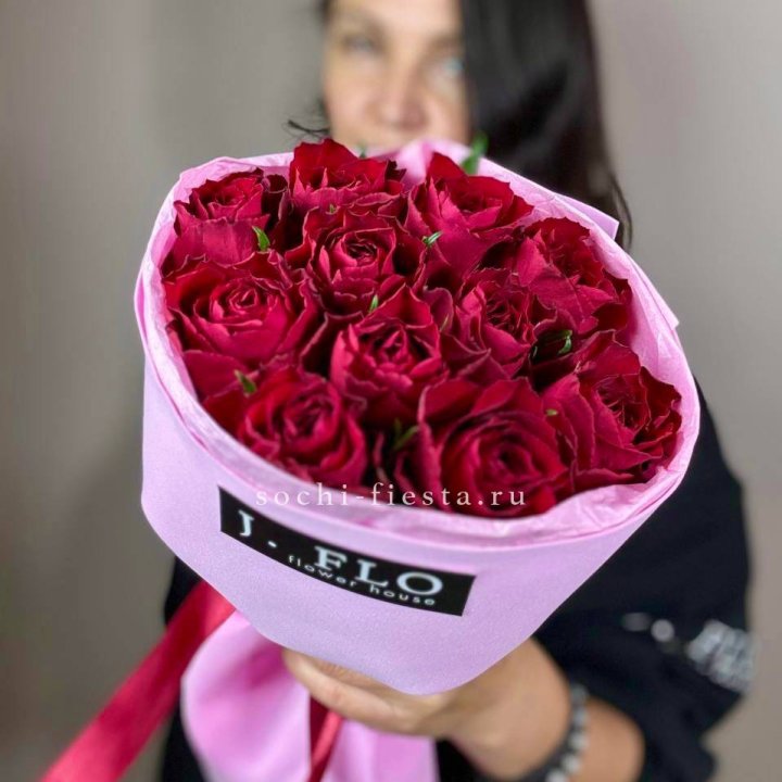 11 красных роз мадам ред в Рыбинске