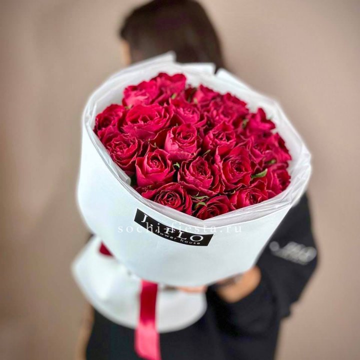 Букет красных роз мадам ред в Рыбинске