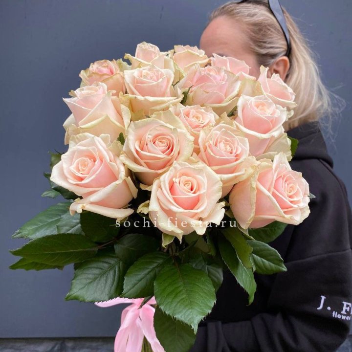 15  кремовых высоких роз в Рыбинске