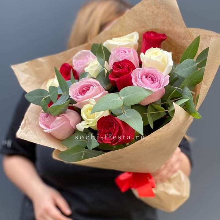 Букет из 15 роз с эвкалиптом в Рыбинске