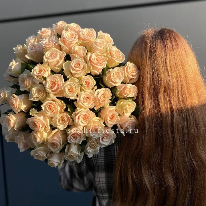 Охапка кремовых роз в Рыбинске