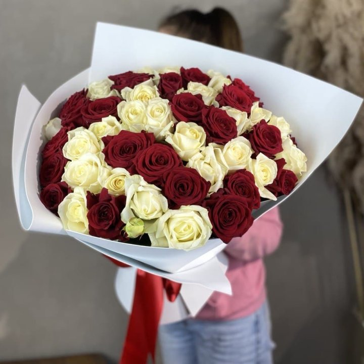 51 красная и белая роза в Рыбинске