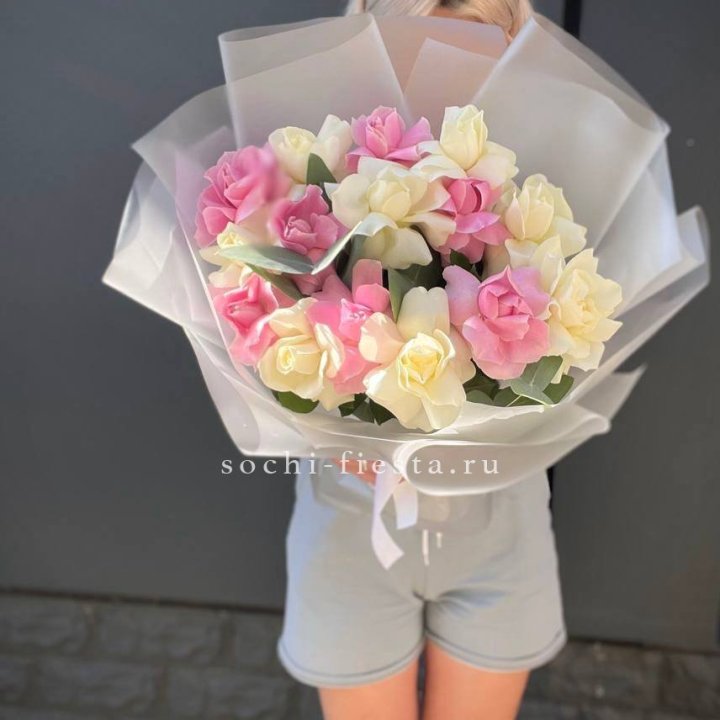 15 бело-розовых роз в Рыбинске