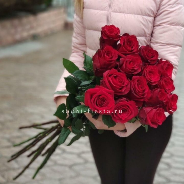 15 высоких красных роз в Рыбинске