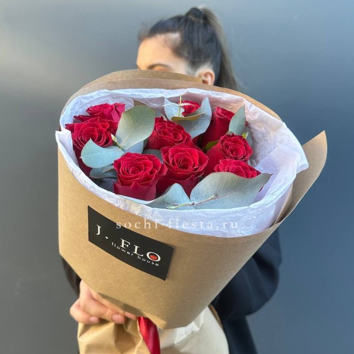 9 роз с эвкалиптом в Рыбинске