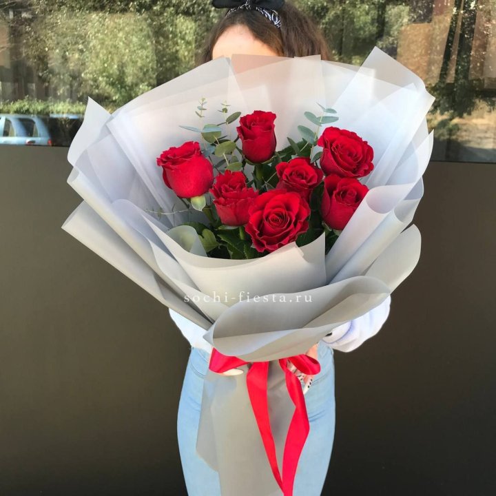 7 красных роз с эвкалиптом  в Рыбинске