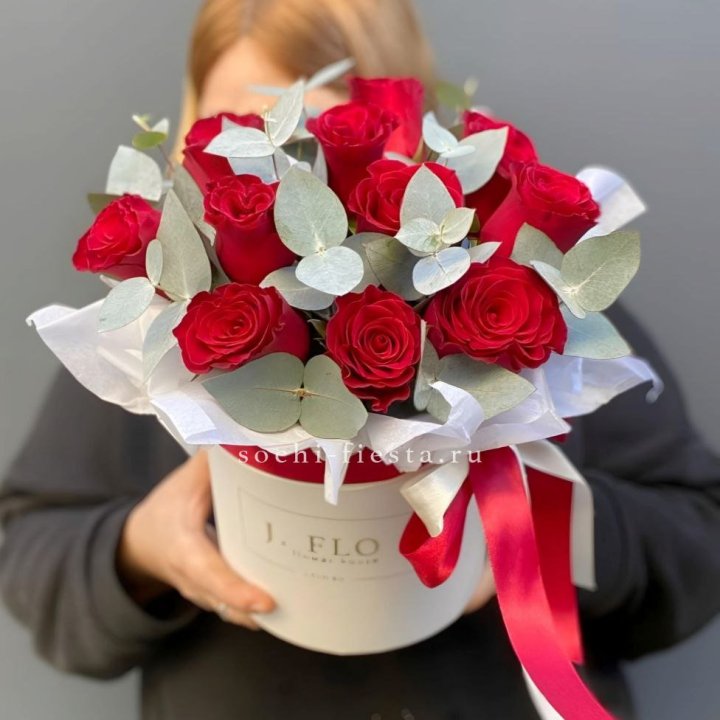 11 роз в шляпной коробке в Рыбинске