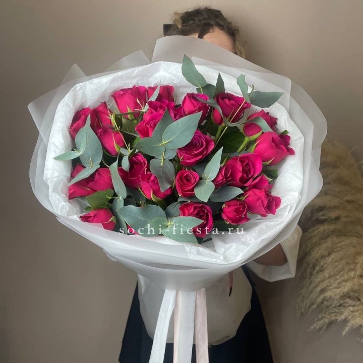25 малиновых роз с эвкалиптом в Рыбинске
