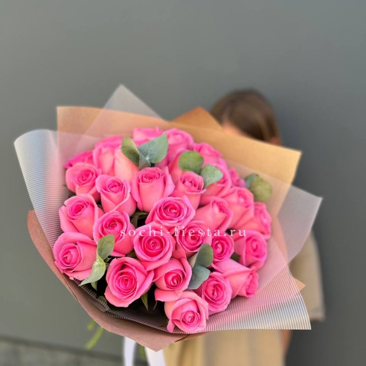 31 розовая роза с эвкалиптом в Рыбинске